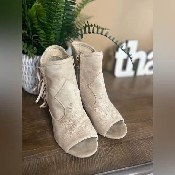 Coconuts by Matisse Size 8 Arlo Cream Faux Suede Open Toe Ankle Booties - Picture 2 of 16